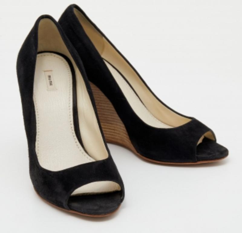 Miu Miu Black Suede Peep Toe Wedge Pumps Size 39 État moyen - En vente à Dubai, Al Qouz 2