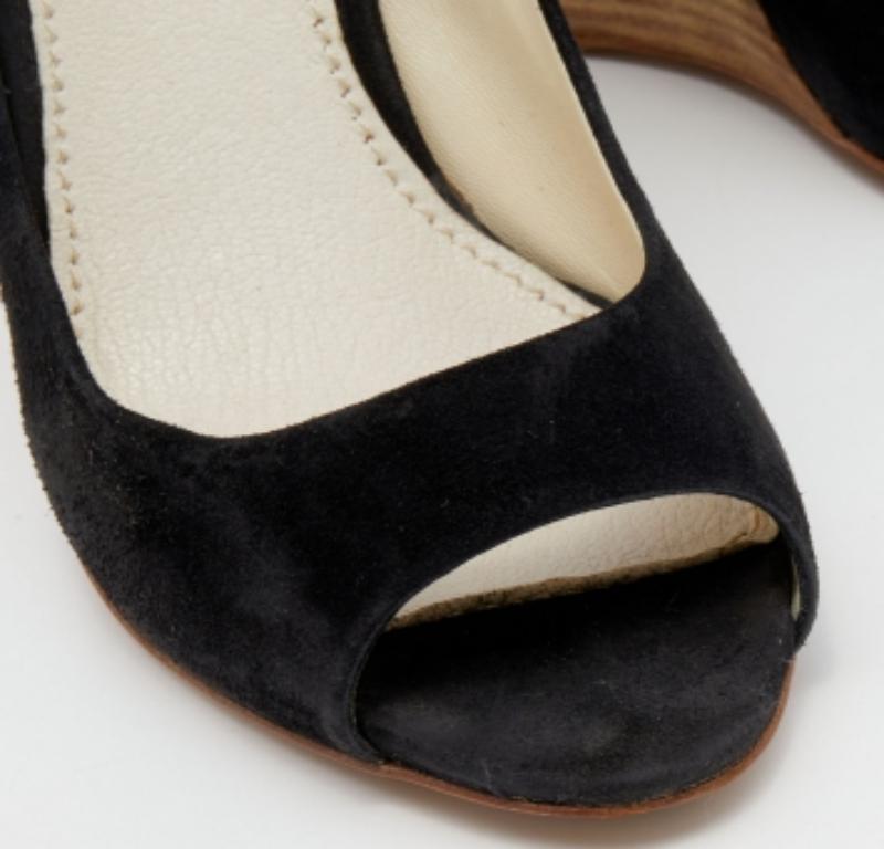 Miu Miu Black Suede Peep Toe Wedge Pumps Size 39 Pour femmes en vente