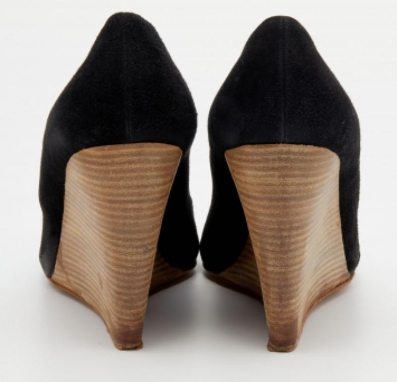 Miu Miu Black Suede Peep Toe Wedge Pumps Size 39 en vente 1
