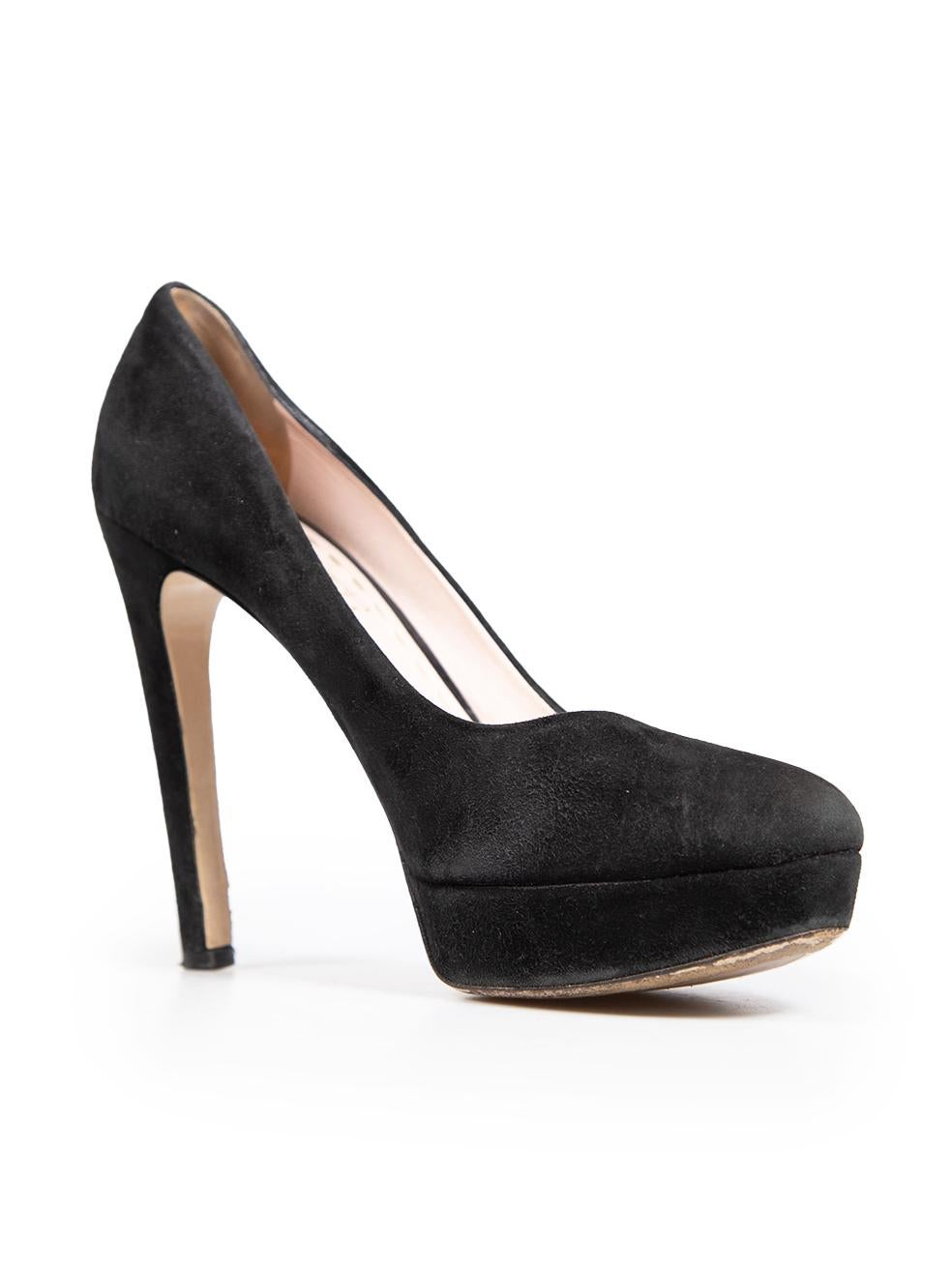 L'ÉTAT est bon. L'usure générale des chaussures est évidente. Les deux chaussures présentent des abrasions sur les côtés et le talon. Le bout de la chaussure présente également quelques décolorations sur cet article de revente de designer Miu Miu