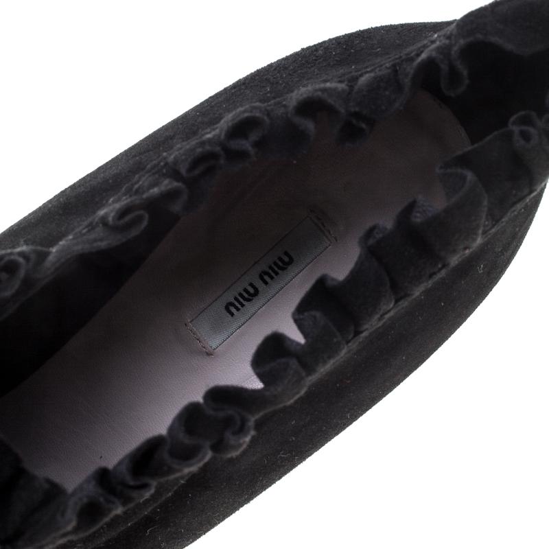 Miu Miu Miu Schwarze Stiefeletten aus Wildleder mit Plisseebesatz Größe 41 1