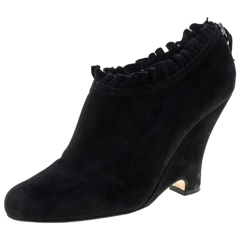 Miu Miu Miu Schwarze Stiefeletten aus Wildleder mit Plisseebesatz Größe 41