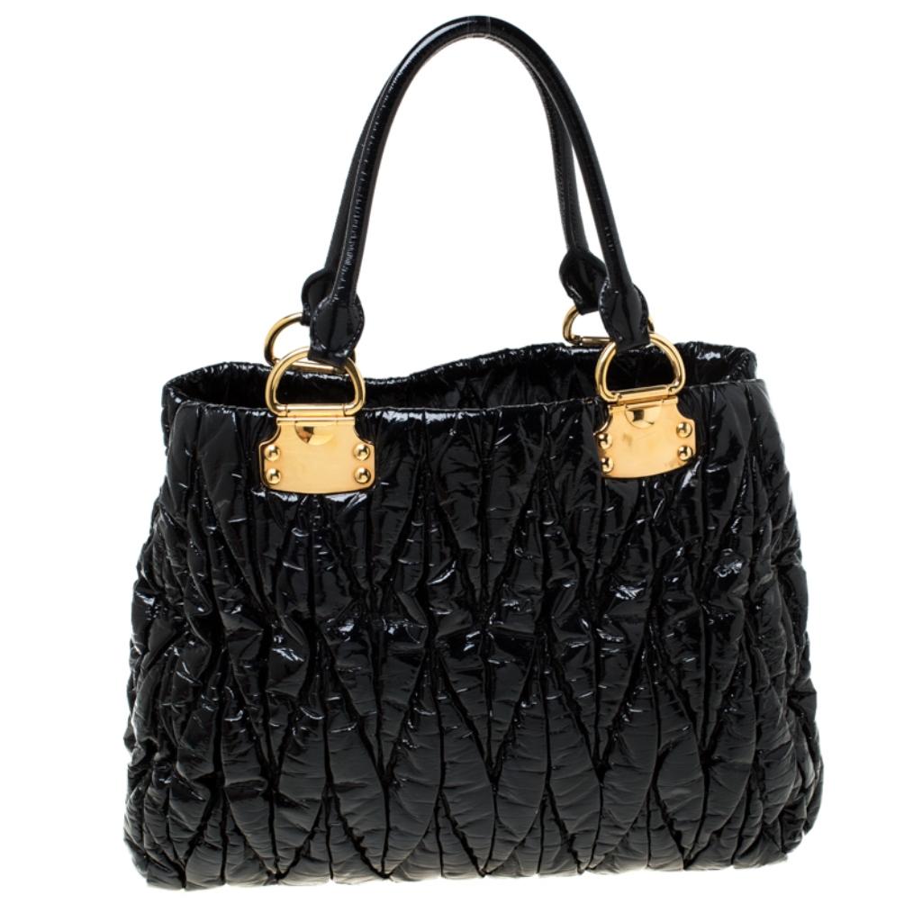 This gorgeous tote bag from Miu Miu is crafted from textured patent leather. The bag comes with two shoulder handles, gold-tone hardware and a satin interior to house all your essentials. This grand bag is handy and durable.

Includes:Original