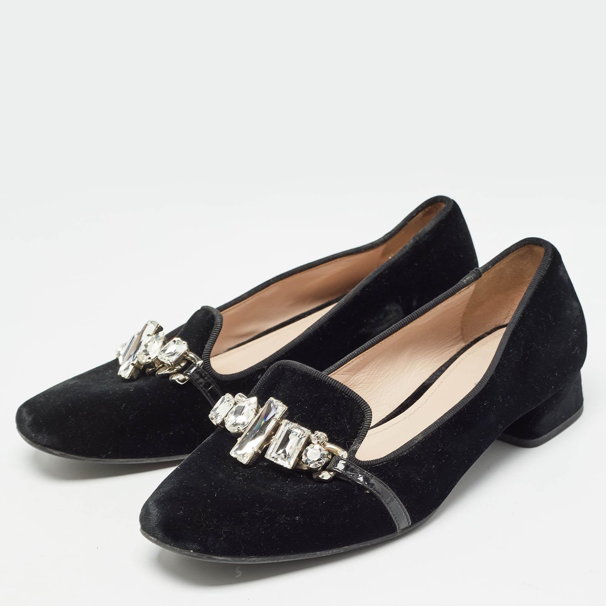 Deje que este cómodo par sea su primera elección cuando salga a pasar un largo día. Estas zapatillas de fumar Miu Miu tienen la parte superior bien cosida y colocada sobre suelas duraderas.

