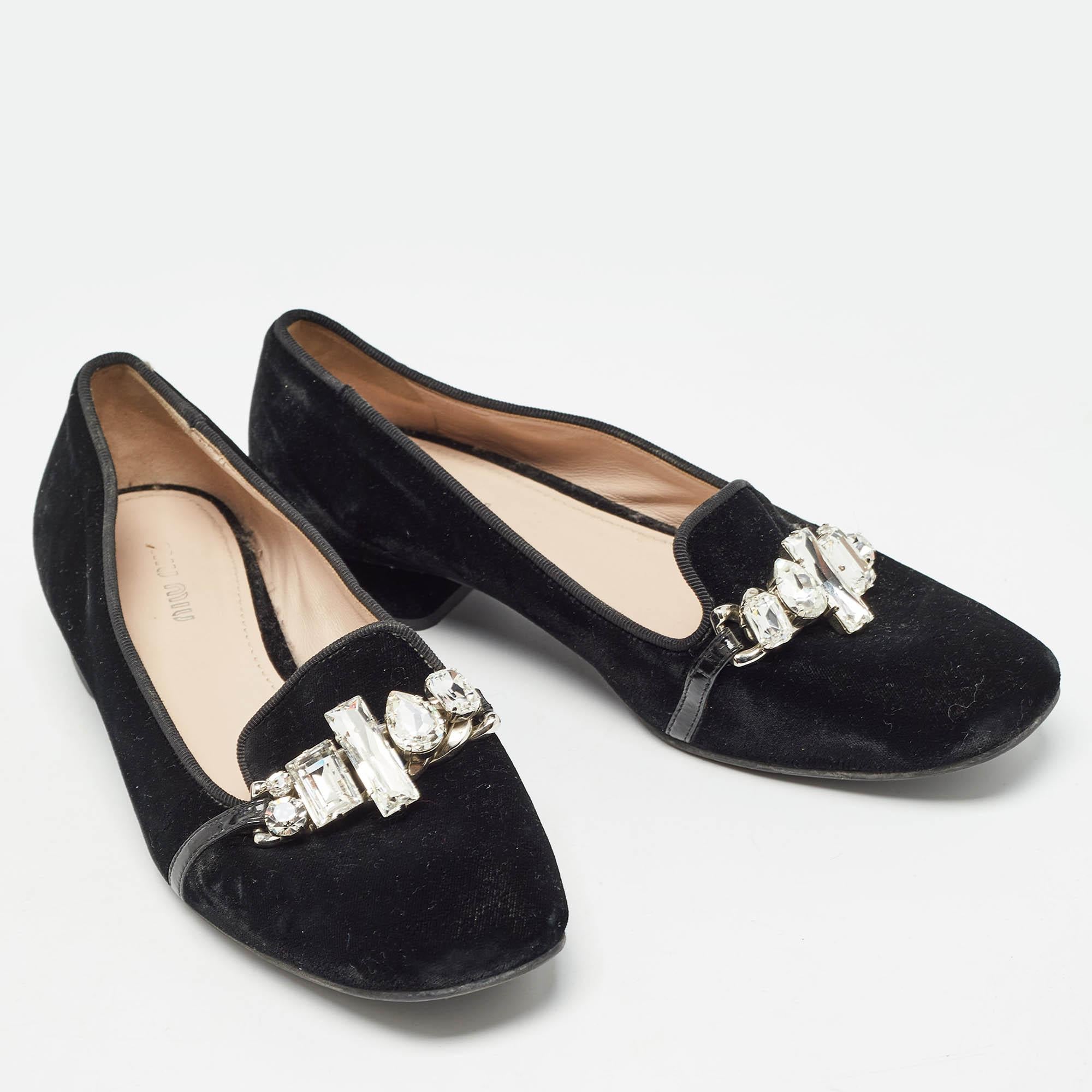 Miu Miu Zapatillas de fumar de terciopelo negro con adornos de cristal talla 37 en Bastante bueno Estado en Dubai, Al Qouz 2