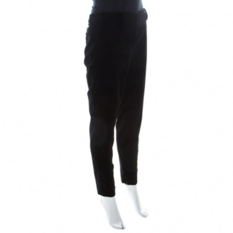 Realizzati in velluto elasticizzato, questi pantaloni ti garantiranno comfort e stile. Creati da Miu Miu, i pantaloni sono dotati di tasche e chiusura a zip. Questi pantaloni neri sono perfetti per un ambiente casual.