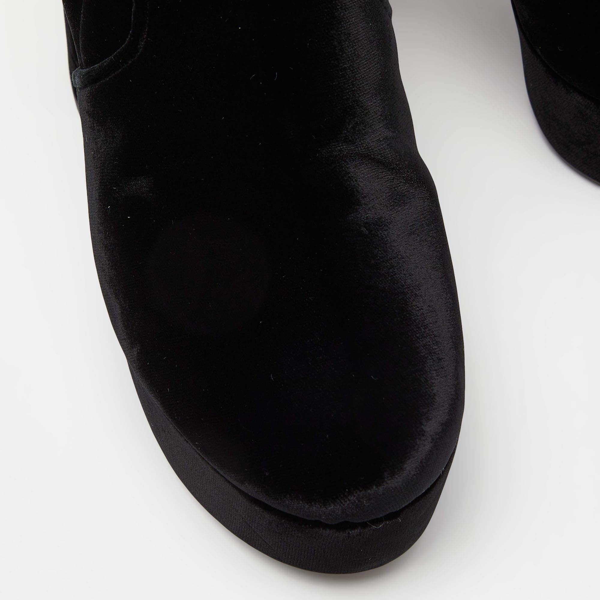 Miu Miu Black Velvet Zip Ankle High Block Boots Size 38 In Excellent Condition For Sale In Dubai, Al Qouz 2
