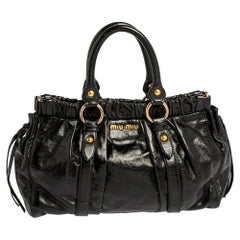 Miu Miu Fourre-tout à fronces en cuir Vitello Lux noir