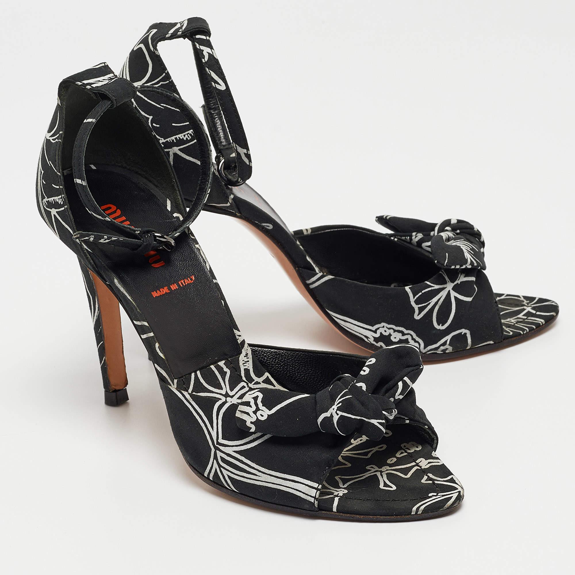 Miu Miu - Sandales à lanières en tissu avec nœud noir/blanc - Taille 36 Bon état - En vente à Dubai, Al Qouz 2