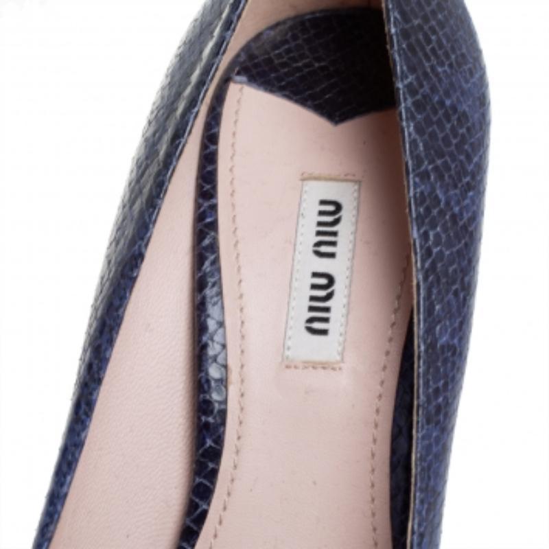 Miu Miu Blue/Black Python Embossed Leather Peep Toe Platform Pumps Size 39.5 In Good Condition For Sale In Dubai, Al Qouz 2