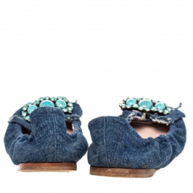 Miu Chaussures de ballet en denim bleu ornées de cristaux taille 37 Bon état à Dubai, Al Qouz 2