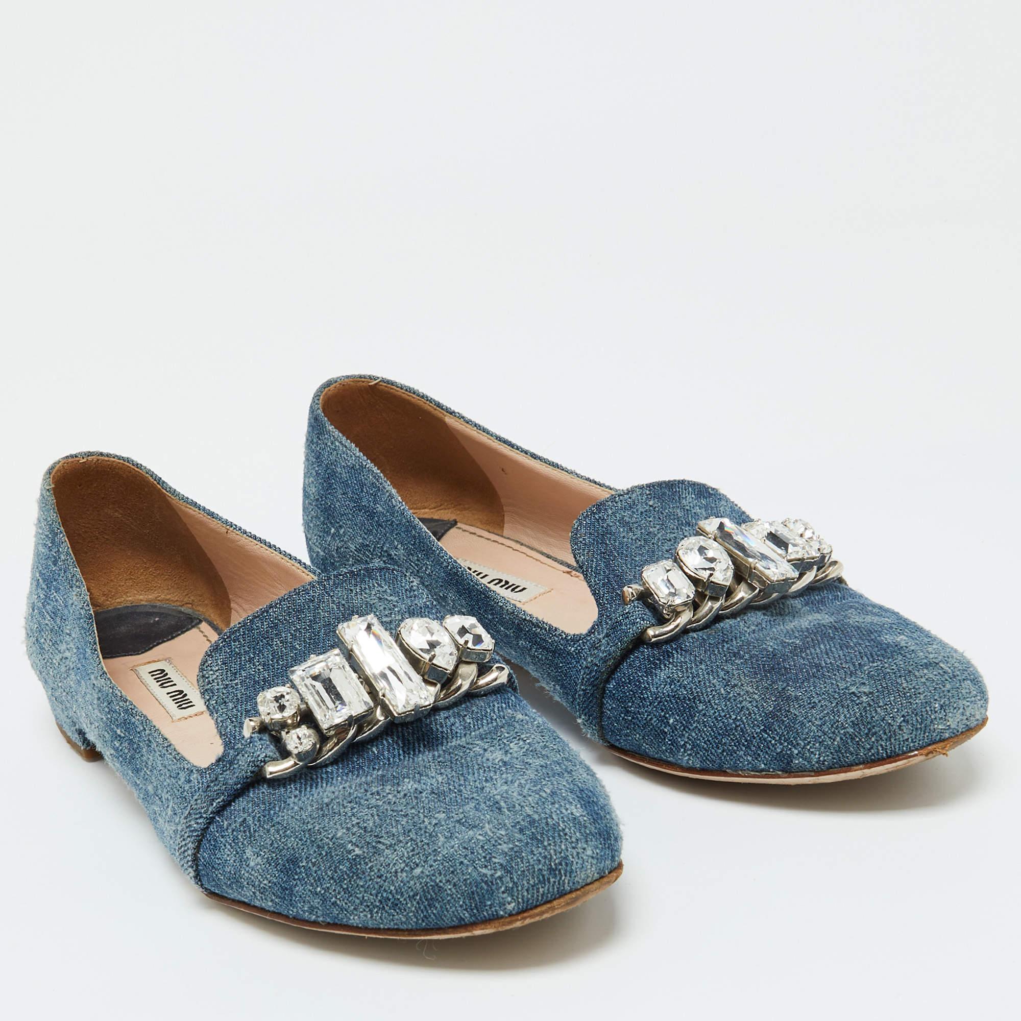 Miu Miu Zapatillas de fumar con adornos de cristal en denim azul Talla 38 en Bastante bueno estado para la venta en Dubai, Al Qouz 2