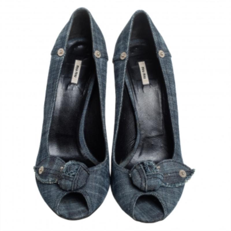 You are sure to love these amazing pumps from Miu Miu as they're well-built and utterly gorgeous! They've been crafted from blue denim fabric and designed with peep-toes, bow detail on the vamps, 11 cm heels, and comfortable leather insoles.