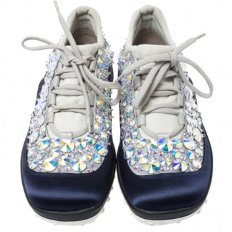 Miu Miu Blau/Grau verschönert Satin und Mesh Astro Sneakers Größe 35 im Zustand „Gut“ im Angebot in Dubai, Al Qouz 2
