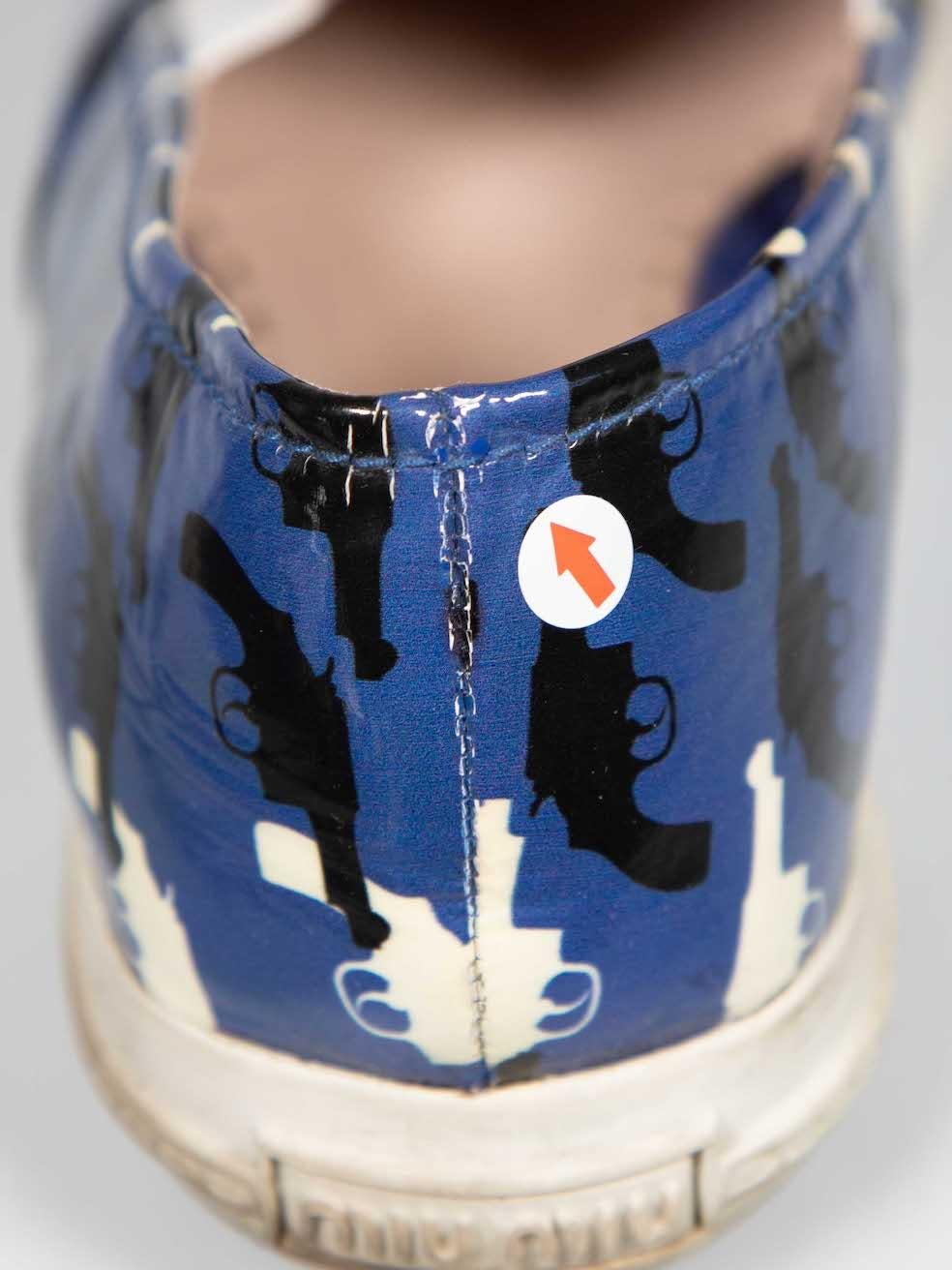 Miu Miu Zapatillas Slip On Estampado Pistola Azul Talla IT 38 en venta 5