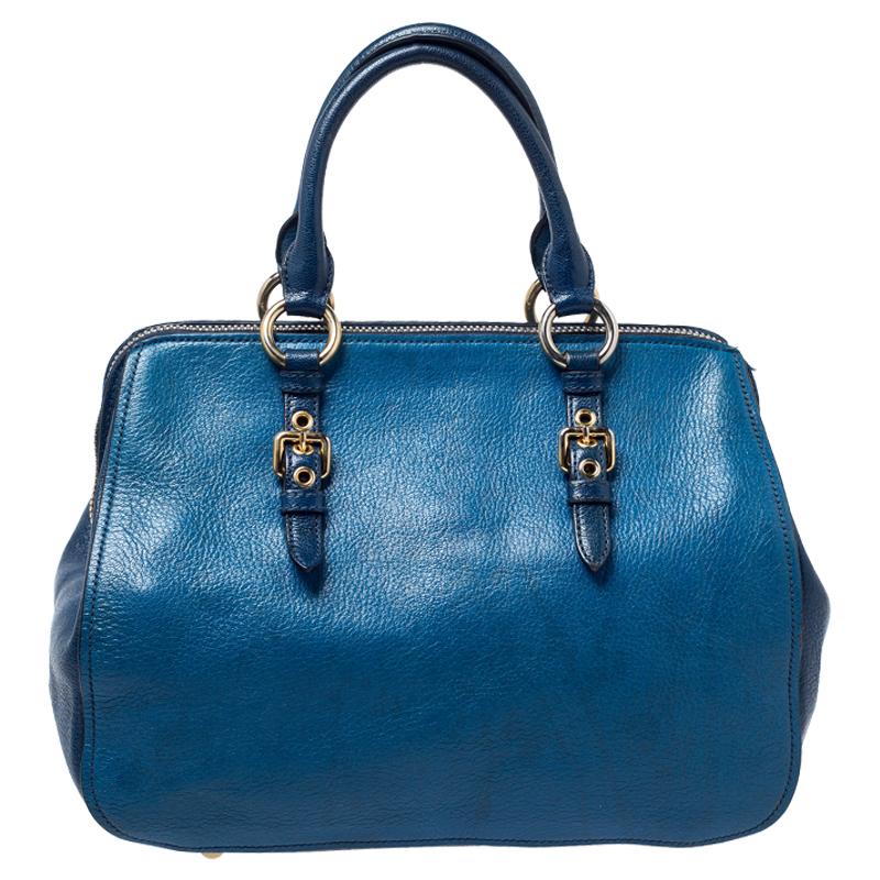 Stunning in appeal and high on style, this bowler bag by Miu Miu will be a valuable addition to your closet. It has been crafted from leather and styled minimally with gold-tone hardware. It comes with two top handles and a top zipper that reveals a