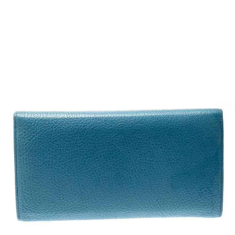 This functional design from Miu Miu will make your life easier. Crafted from leather, this blue Madras wallet has the gold-tone brand logo on the front and leather-fabric lining on the insides. It is sleek and comes with multiple card slots, slip