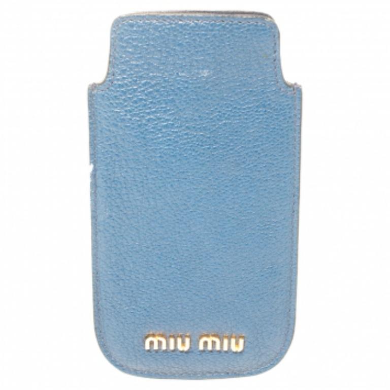 This splendid phone case from Miu Miu is not only visually appealing but also very functional and durable. It has been crafted from blue leather and styled with neatly stitched edges. Lined with leather, it carries brand details on the insides and
