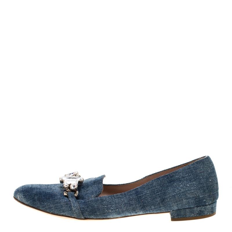How gorgeous do these ballet flats from Miu Miu look! The blue flats are crafted from denim and feature round toes with exquisite crystal embellishments and bow detailing on them. Comfortable leather-lined insoles complete this stunning pair.

