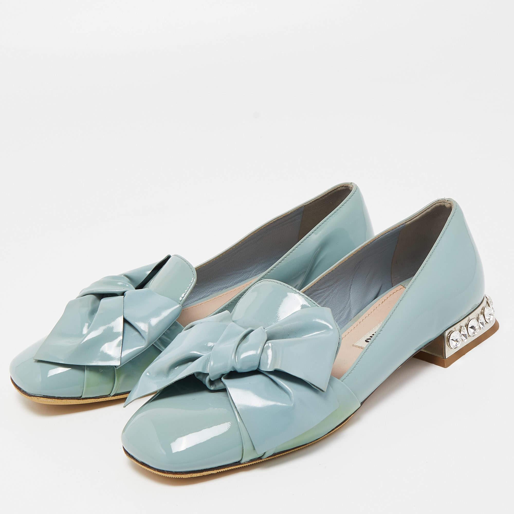 To perfectly complement your attires, Miu Miu brings you this pair of smoking slippers. The shoes have been crafted from blue patent leather and detailed with a bow on the uppers. The comfortable slippers are easy to slip on, and they are just the