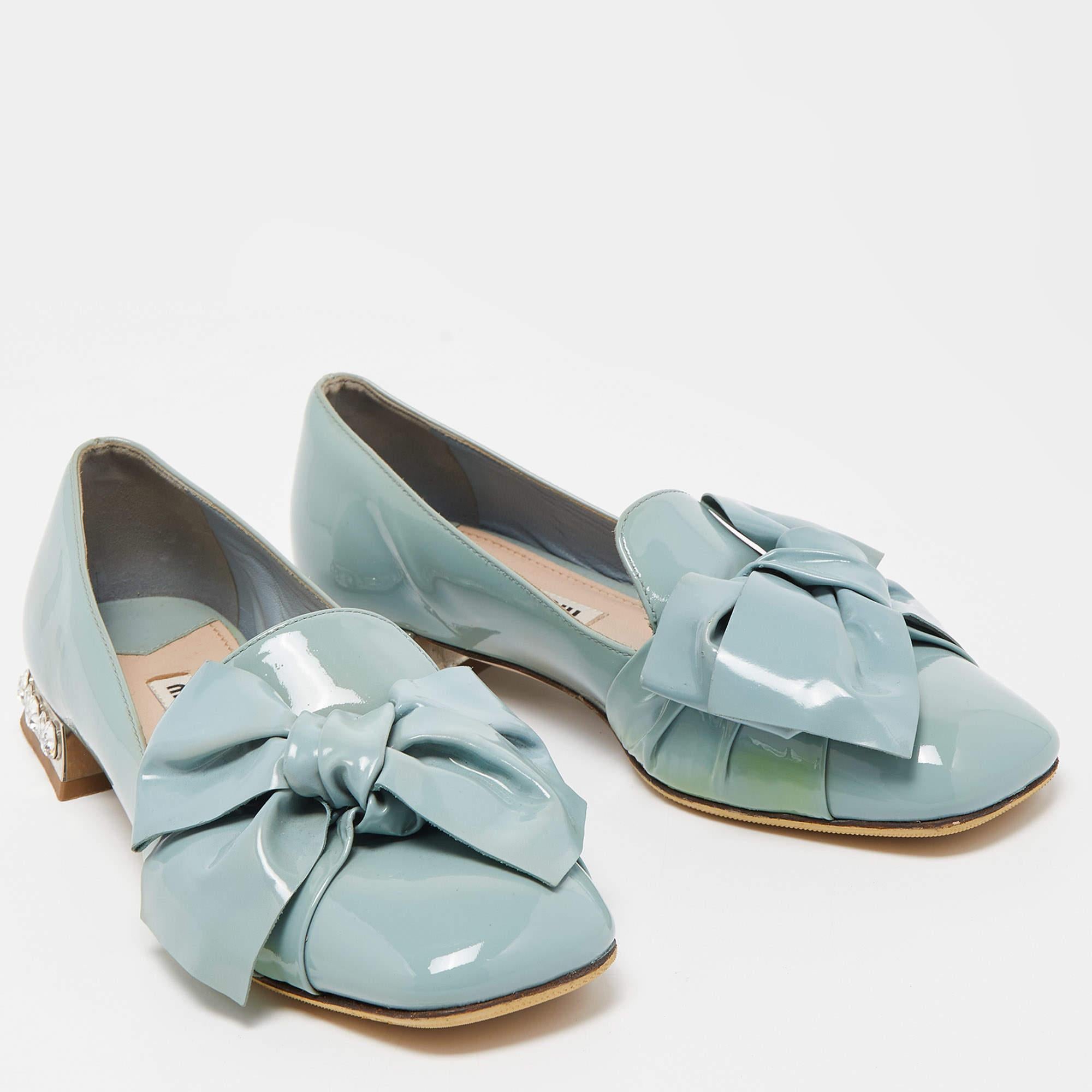 Miu Miu Blue Patent Leather Crystal Embellished  Bow Smoking Slippers Size 35 In Good Condition For Sale In Dubai, Al Qouz 2