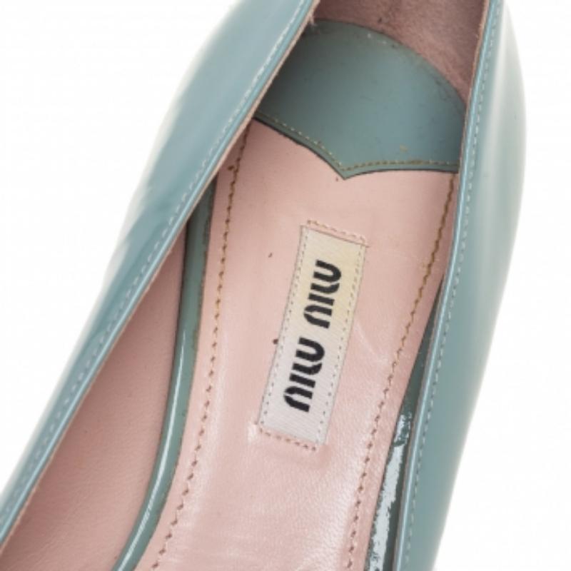 Miu Miu Bombas de tacón bloque con adornos en la punta de la puntera de charol azul talla 37.5 Gris