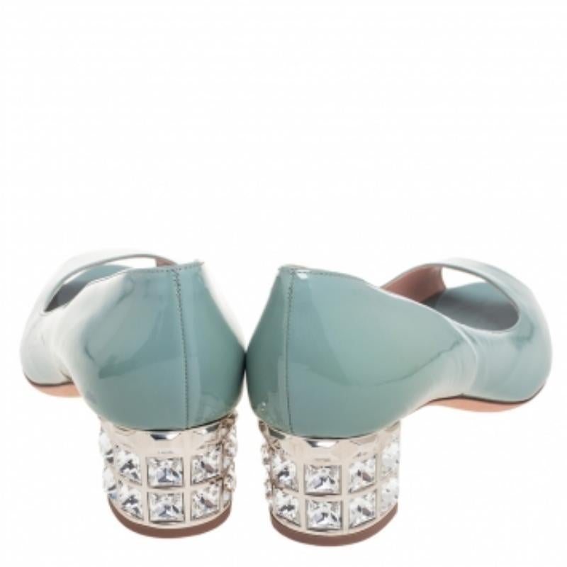 De las mujeres Miu Miu Bombas de tacón bloque con adornos en la punta de la puntera de charol azul talla 37.5