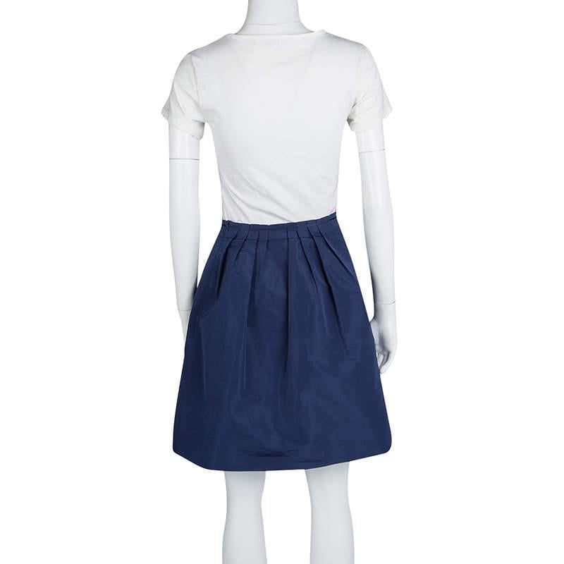 Designed to channel style is this blue pleated skirt from Miu Miu. Cut out as a high-waist, and made out of quality materials, this skirt is styled with a side zipper. It flows in pleats and falls to the knees, giving it a modern touch. Assemble the