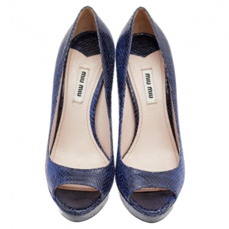 Grigio Miu Miu, pelle blu goffrata con pitone e piattaforma Peep Toe, misura 37,5 in vendita