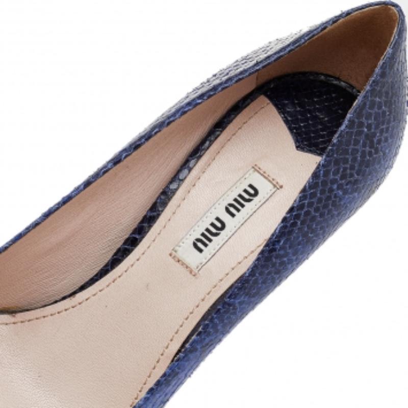 Donna Miu Miu, pelle blu goffrata con pitone e piattaforma Peep Toe, misura 37,5 in vendita