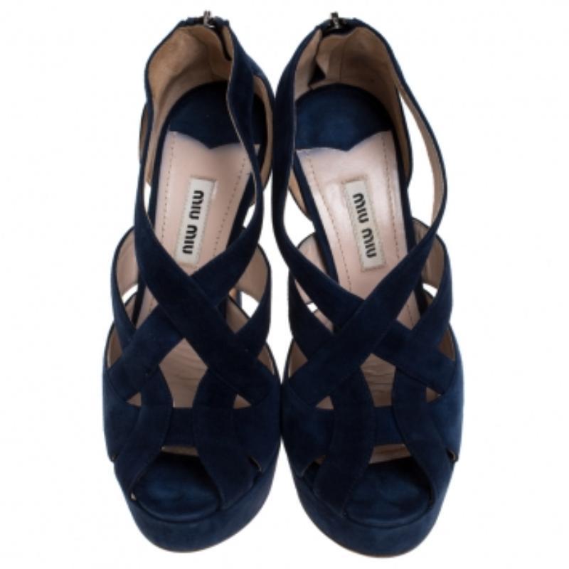 Miu Blau Wildleder Riemchen Plateausandalen mit Riemchen Größe 36,5 (Schwarz) im Angebot