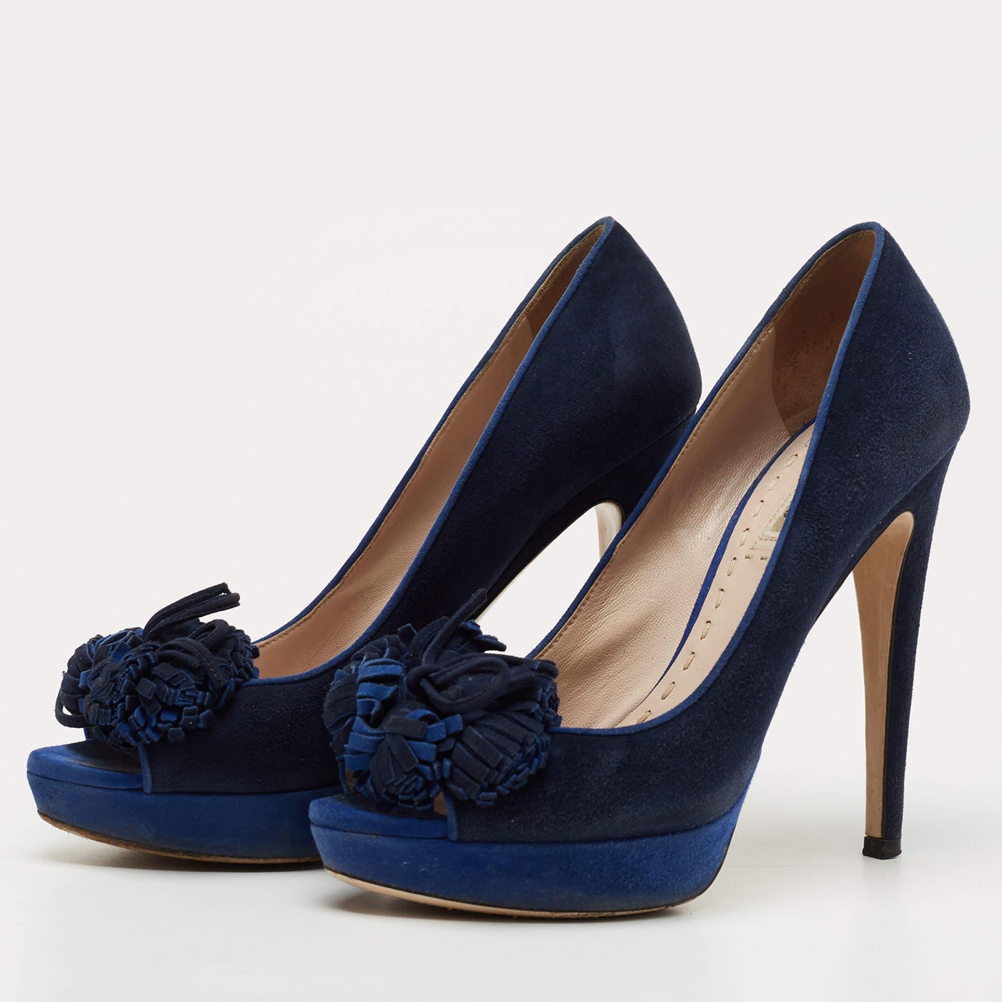 Affichez un style élégant avec cette paire d'escarpins. Ces chaussures élégantes sont fabriquées à partir de matériaux de qualité. Ils sont posés sur des semelles durables et des talons élégants.
