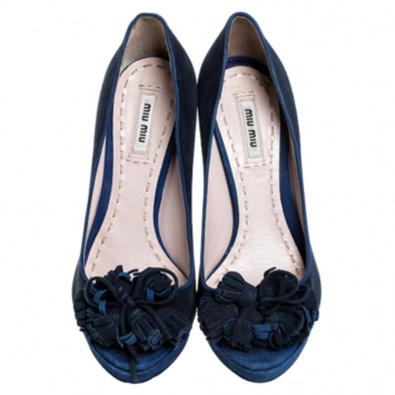 Miu Miu Blau Wildleder Quaste Detail Peep Toe Plateau Pumps Größe 39 (Schwarz) im Angebot