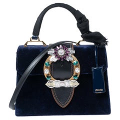 Miu Blaue Tasche aus Samt mit kristallverzierter Schnalle und Klappe