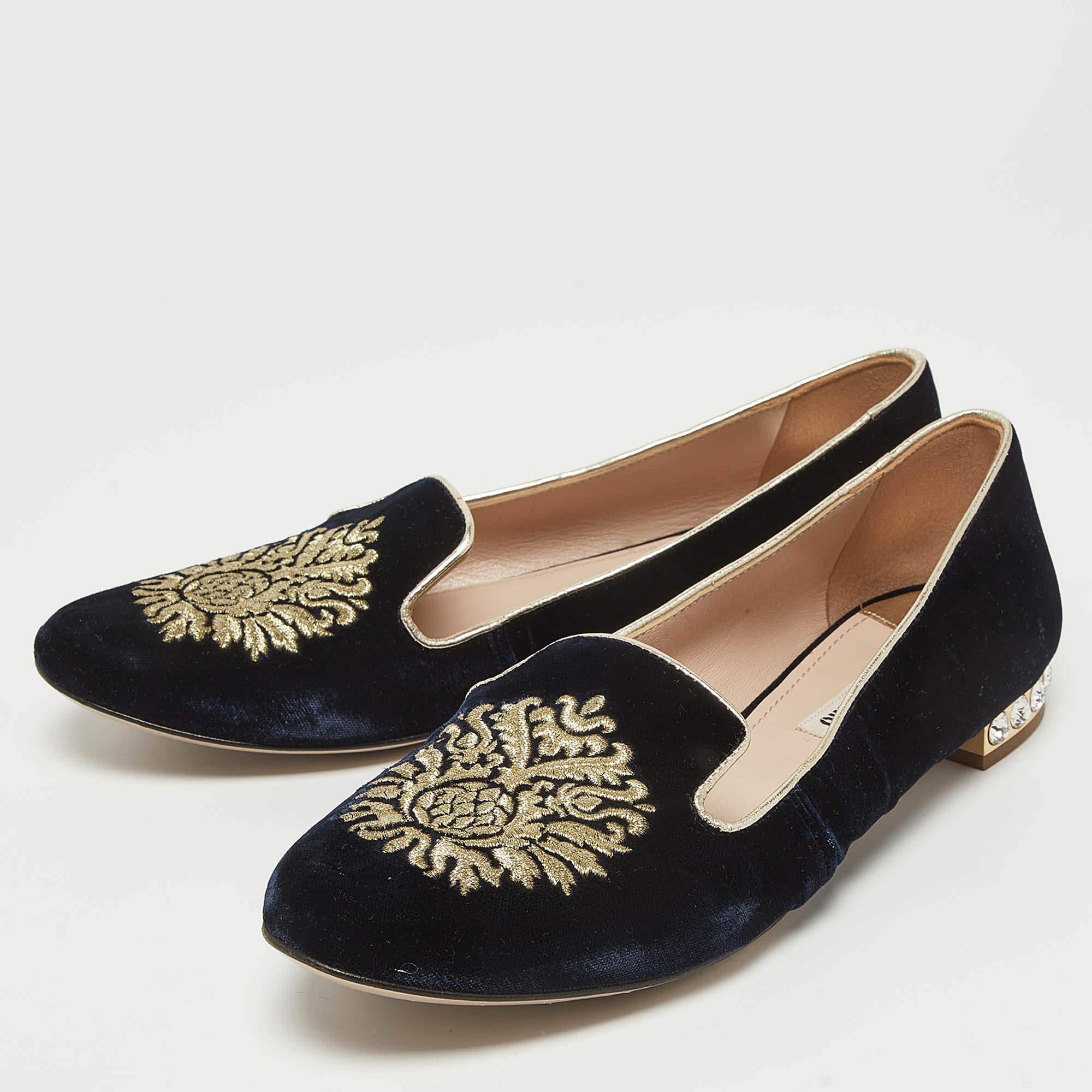 Coming from one of the most celebrated fashion house these smoking slippers are known for their brilliant craftsmanship. A seamless mix of comfort and style these smoking slippers will add a refined touch to your ensemble without too much effort.