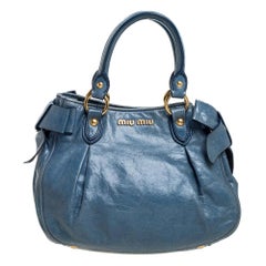 Sacoche à nœuds en cuir Vitello Lux de Miu Miu bleu