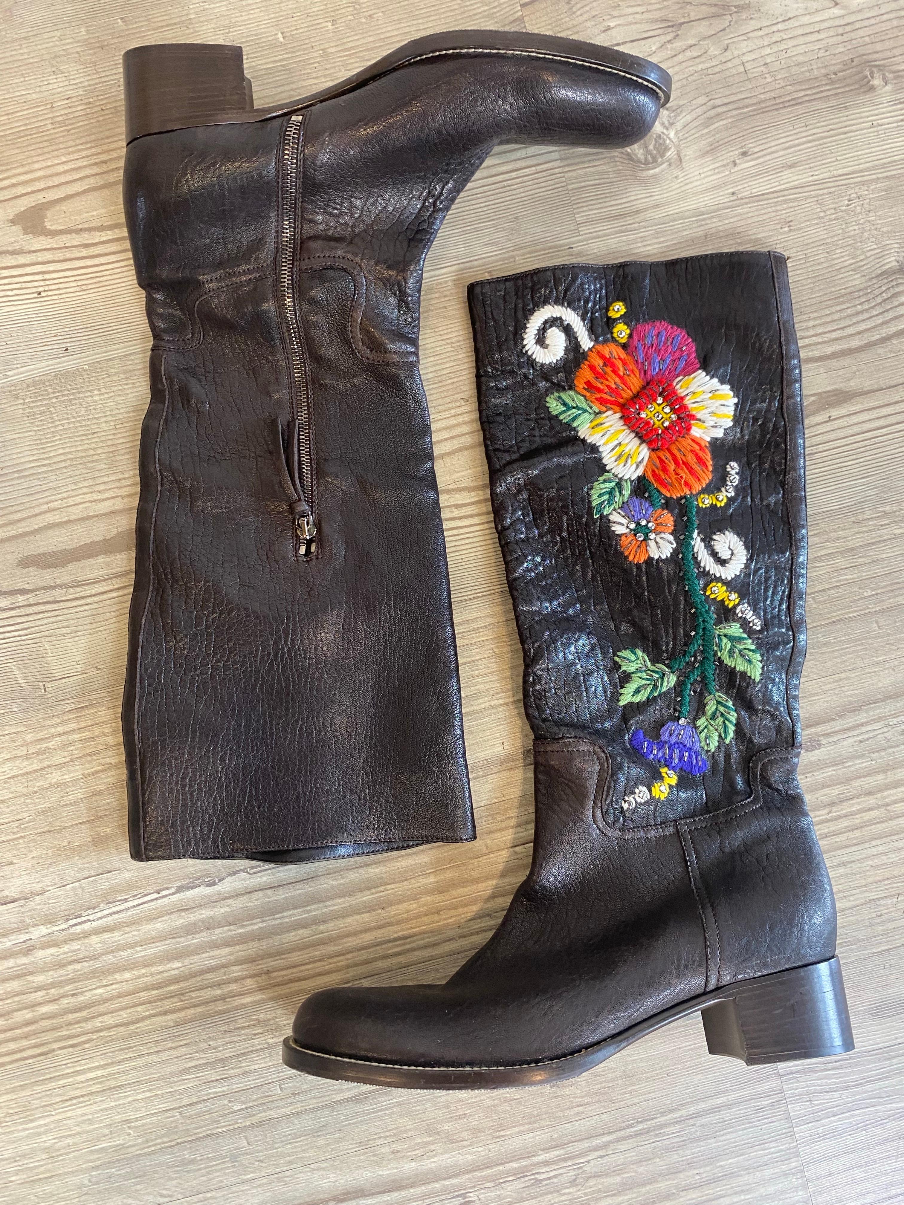 Botas de piel Miu Miu con estampado floral.
Talla 41. Suela de cuero auténtico. 
Botas en buen estado, sin defectos salvo señales normales de uso como se muestra en las fotos.