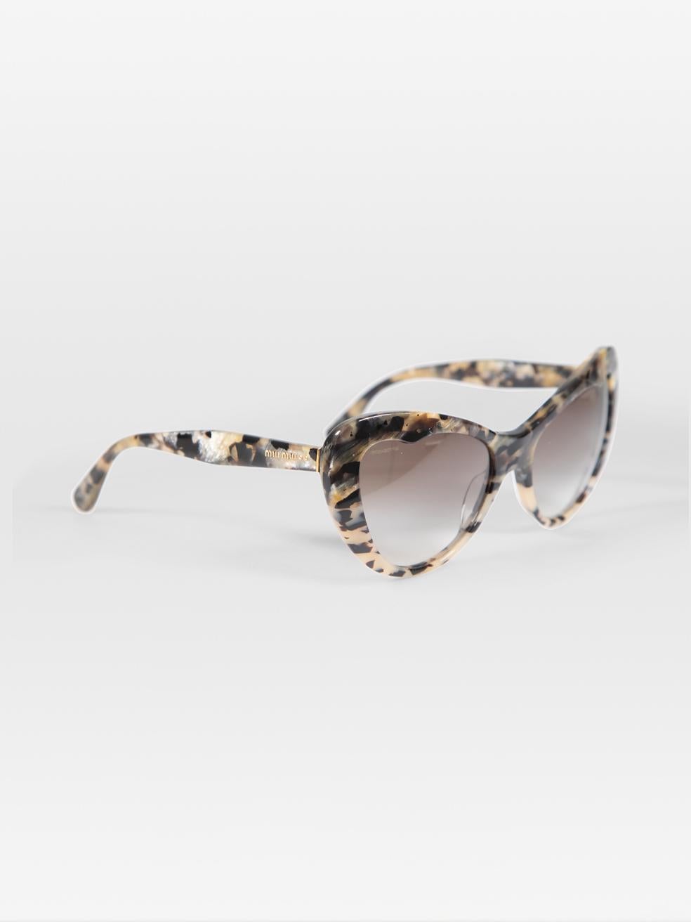 CONDITION is Very good. Minimal wear to sunglasses is evident. The left arm is loose on this used Miu Miu designer resale item. Comes with original case and box.
 
 
 
 Details
 
 
 Brown
 
 Acetate
 
 Sunglasses
 
 Cat eye frame
 
 Tortoiseshell