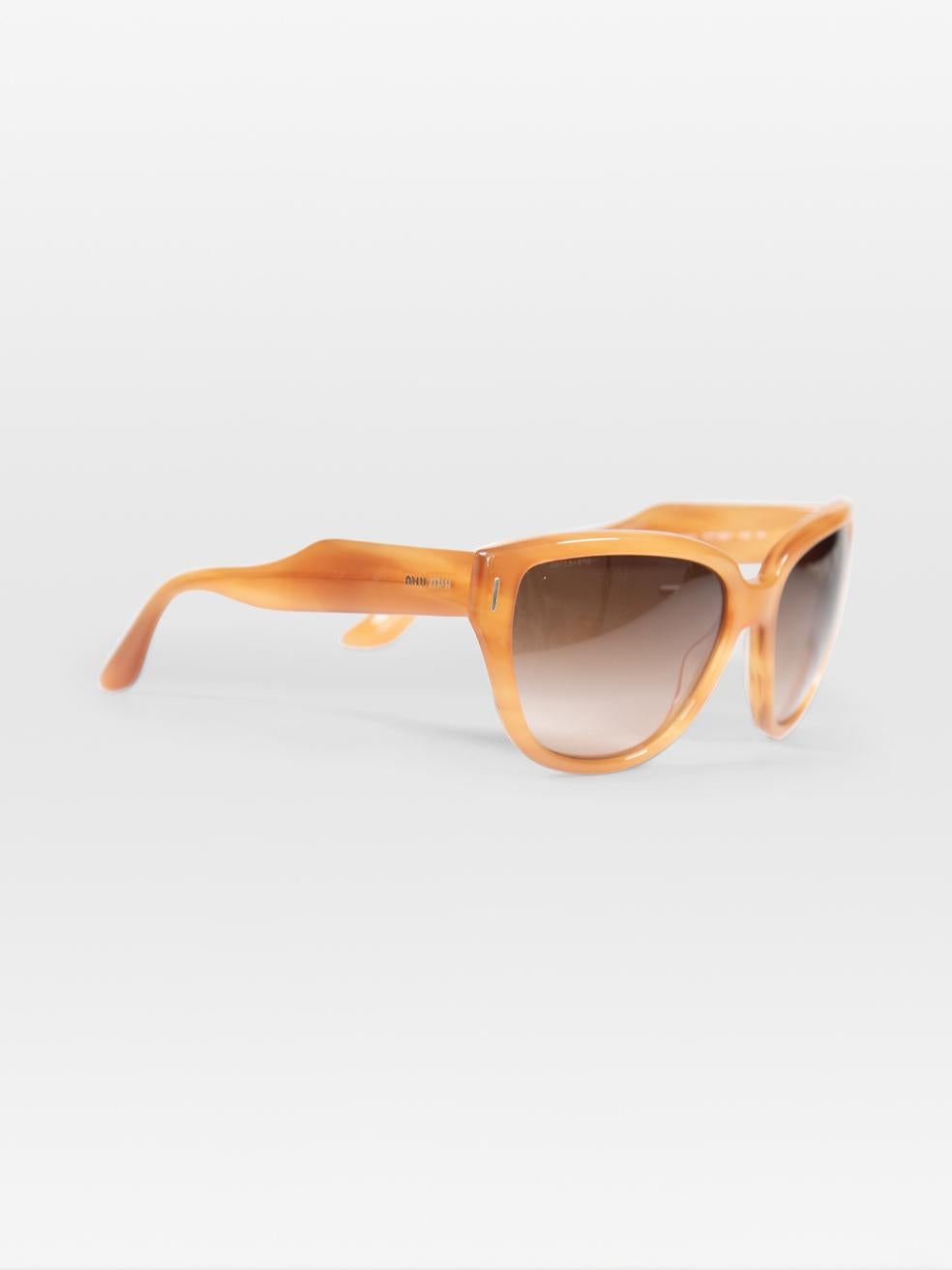 CONDITION is Very good. Minimal wear to sunglasses is evident. Minimal wear to the inner and outer right arm with scratches on this used Miu Miu designer resale item.
 
 Details
 
 
 Brown¬†
 
 Acetate
 
 Sunglasses
 
 D frame
 
 Brown gradient