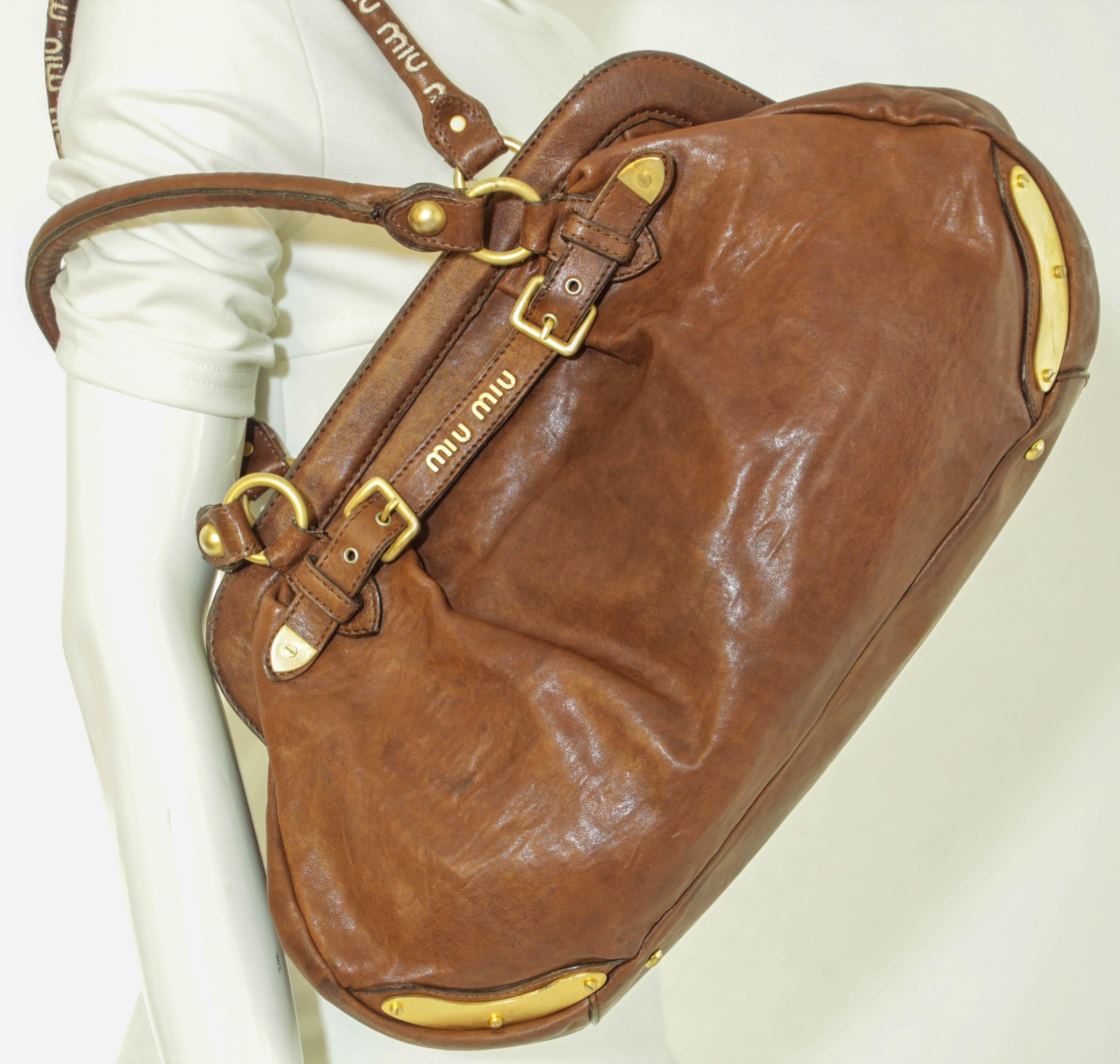 Sac à main Miu Miu en cuir marron vieilli.
Ce sac de Miu Miu sera un ajout précieux à votre garde-robe. 
Fabriqué en cuir, il est orné d'une boucle sur les côtés. 
Le sac est doté d'un intérieur spacieux doublé de tissu suédé qui contiendra toutes