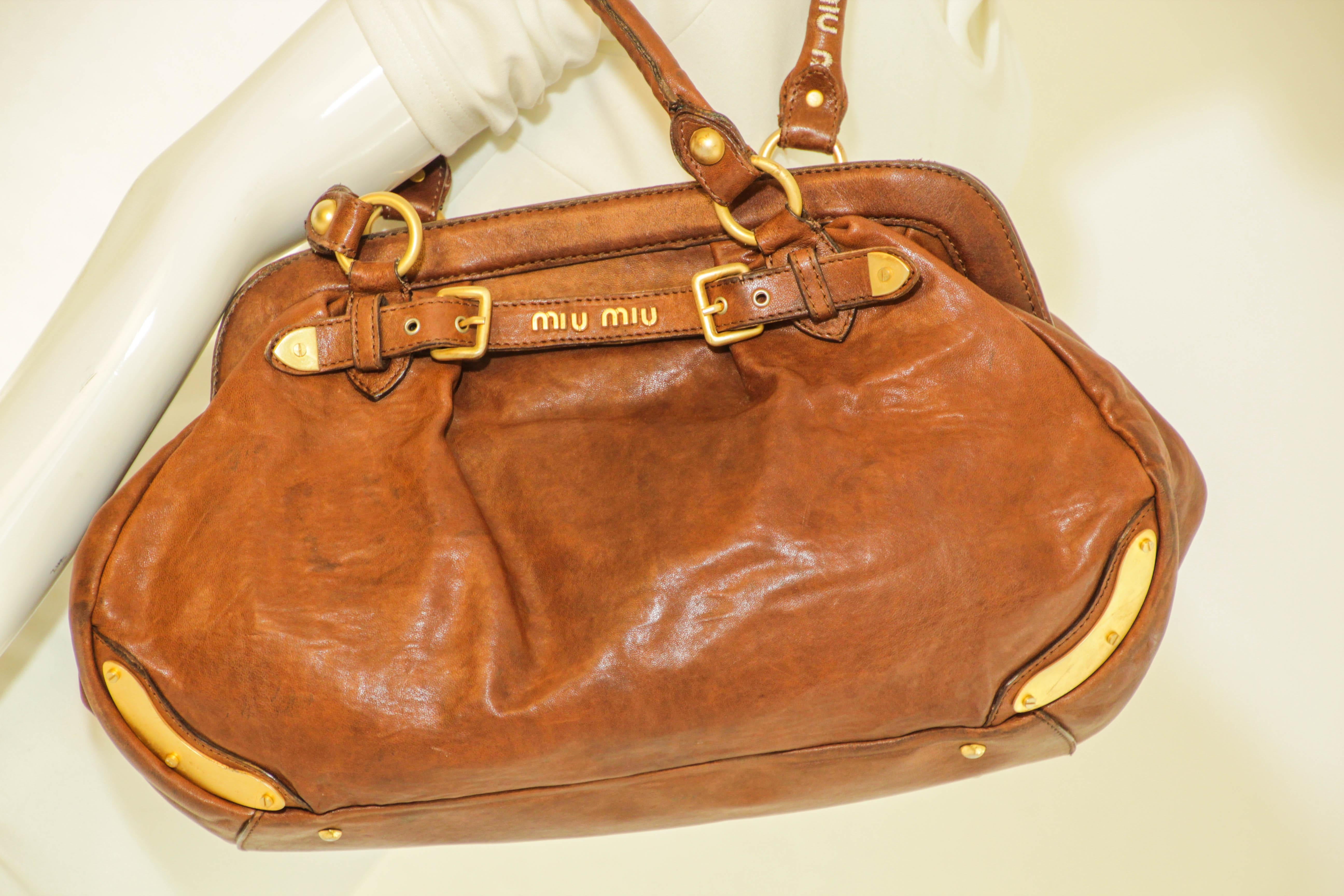 Miu Miu Brown Brown Distressed leather Handbag Satchel État moyen à North Hollywood, CA