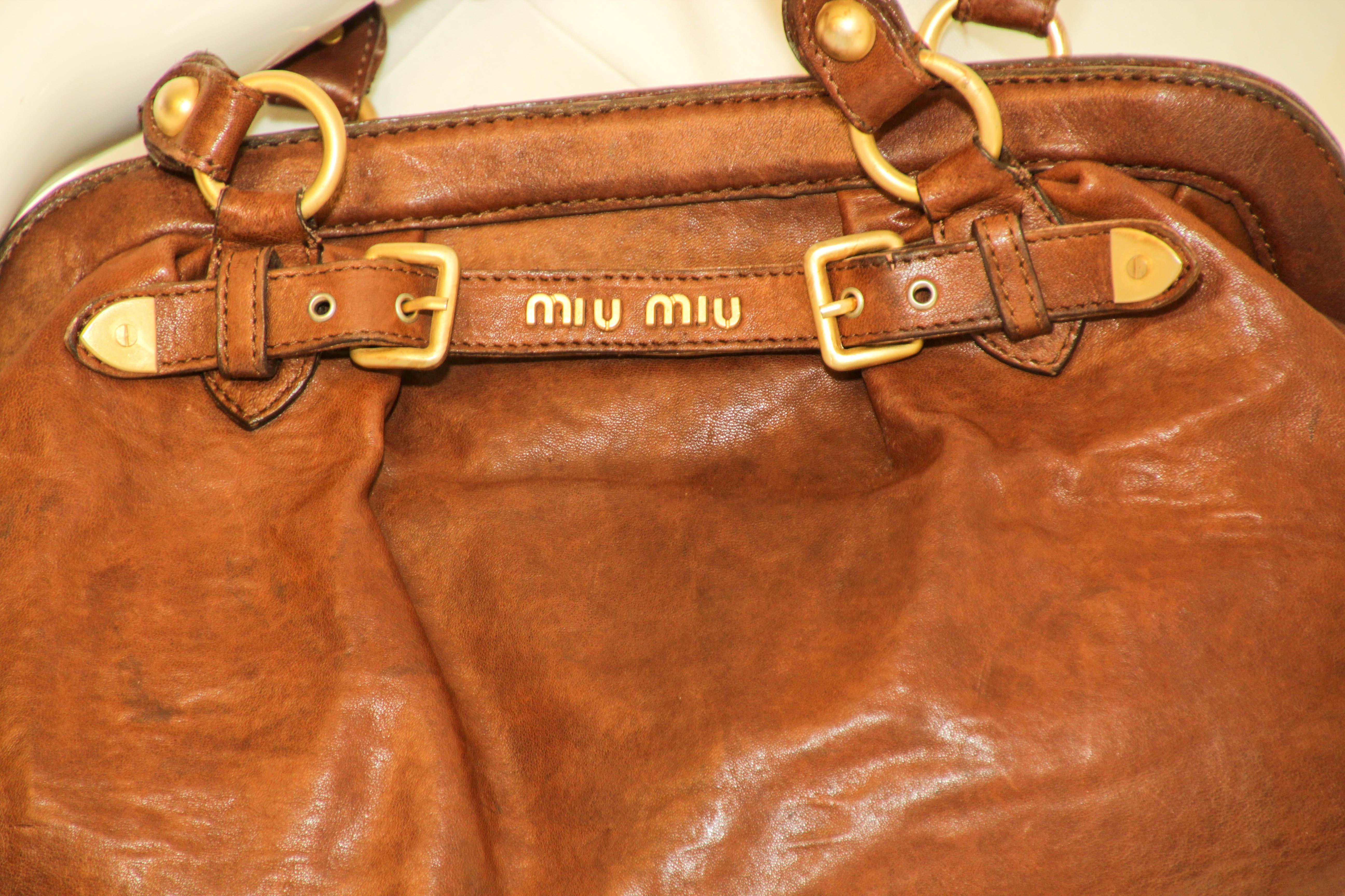  Miu Miu Brown Brown Distressed leather Handbag Satchel Pour femmes 