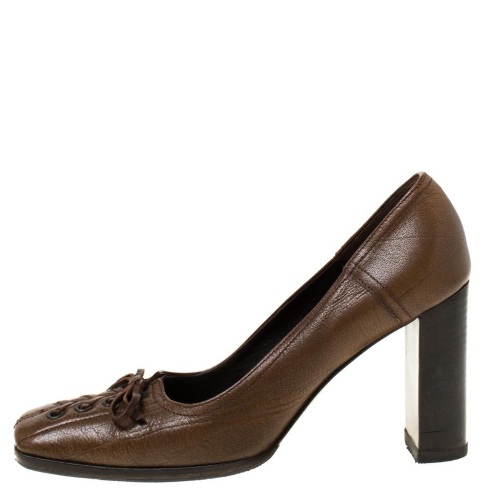 Exude high elegance with these pumps by Miu Miu. They've been crafted from leather and carry a gorgeous brown hue, a lace-up vamp detailed with bow accents and square toes. The pumps are balanced on block heels and complete with the brand label on