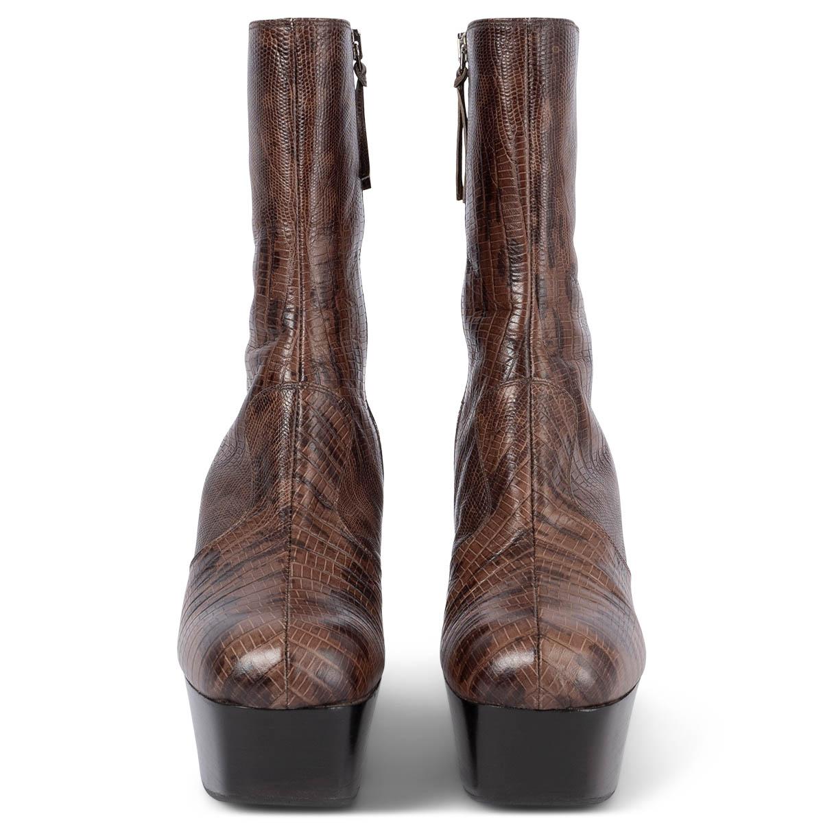 100% autentici stivaletti con plateau di Miu Miu in pelle goffrata lucertola marrone e marrone espresso. Si apre con una cerniera all'interno. Sono state indossate e sono state aggiunte delle suole in gomma. Nel complesso in ottime condizioni.