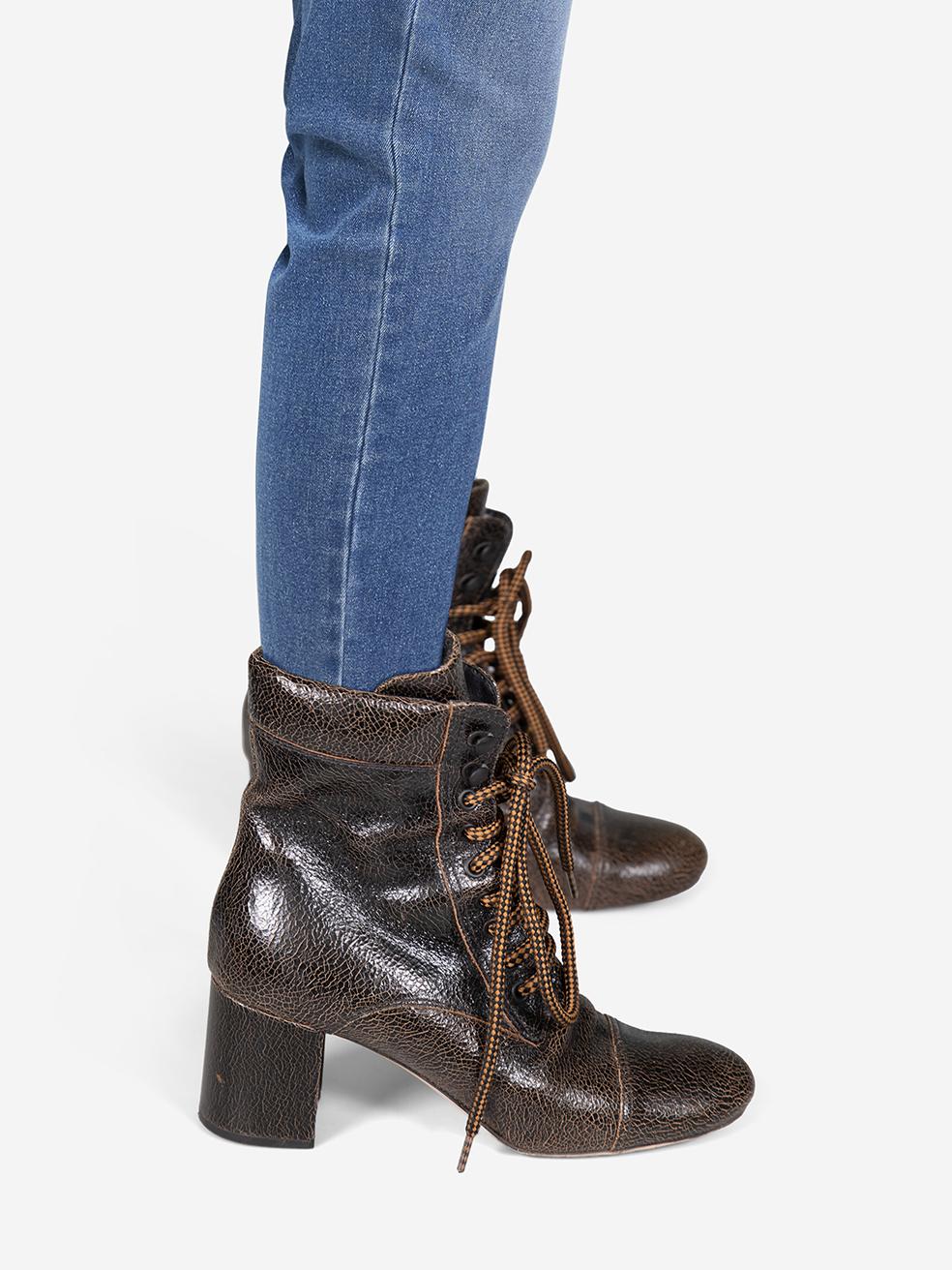 El ESTADO es Muy bueno. Las botas presentan un desgaste mínimo. Desgaste mínimo en la puntera y el talón de ambos zapatos, donde se aprecia la abrasión en este artículo usado de reventa de diseñador Miu Miu.
 

 Detalles
 

 

 Marrón
 

 Piel
 

