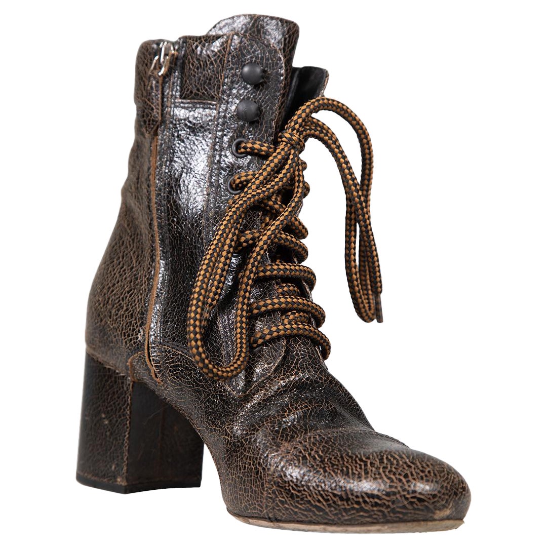 Miu Miu Botas de piel marrón con cordones efecto craquelado Talla IT 38.5