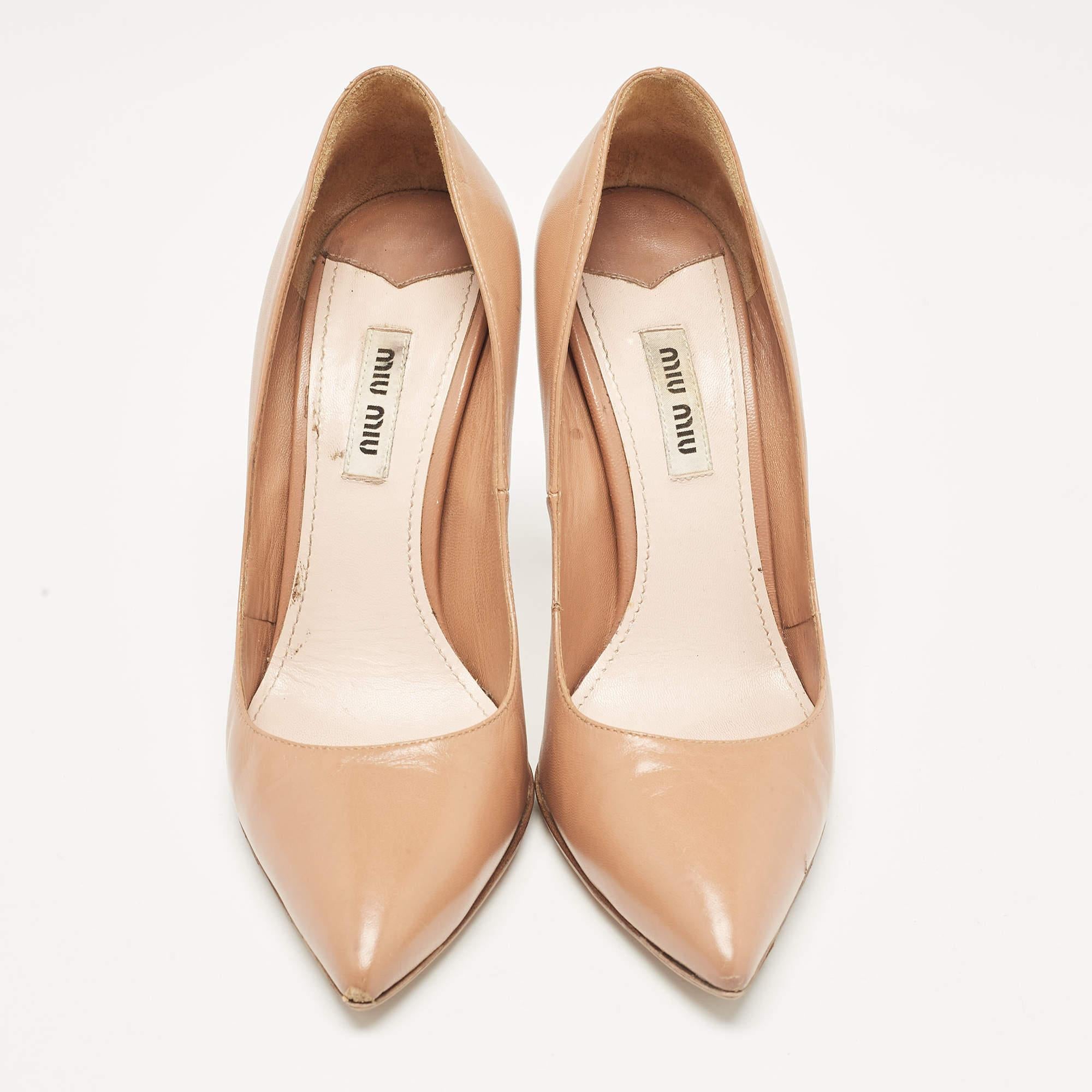 Beige Escarpins à bout pointu en cuir Brown Miu Miu Taille 37 en vente