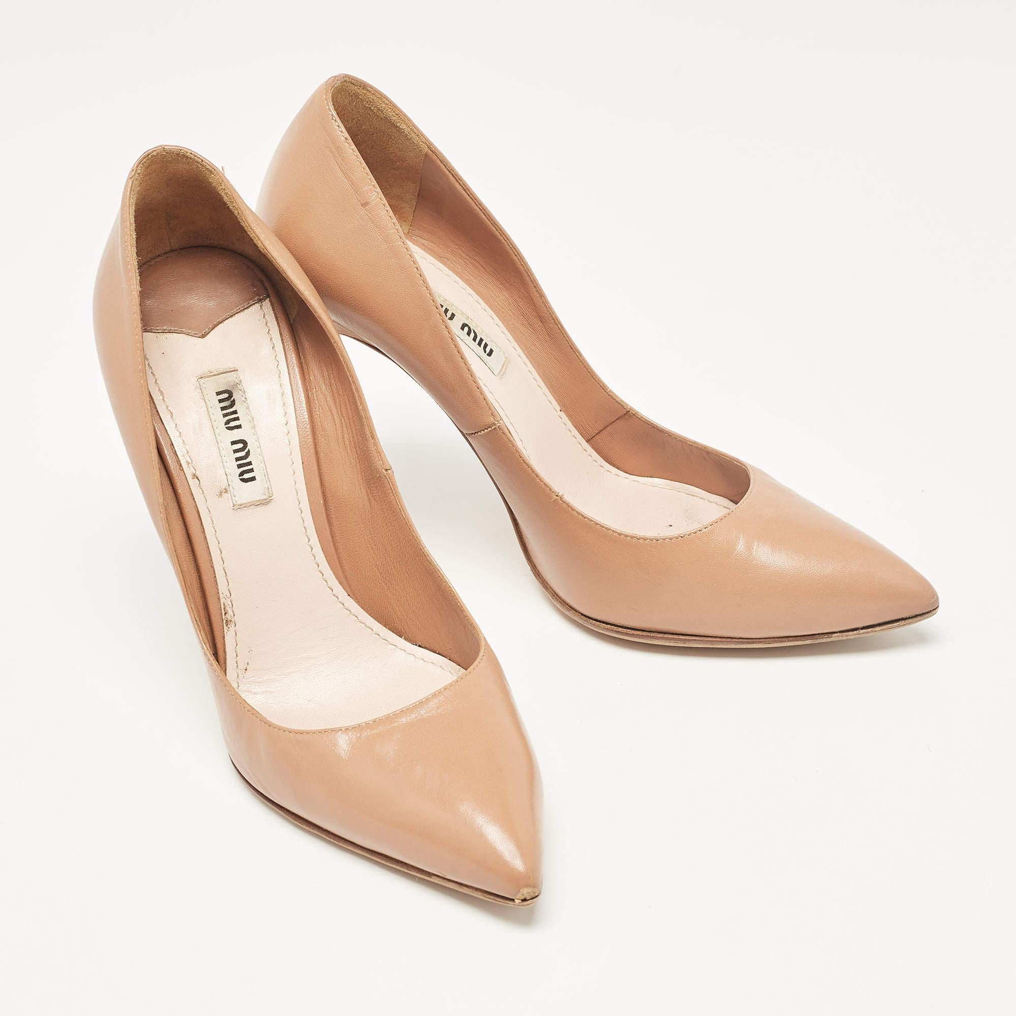 Escarpins à bout pointu en cuir Brown Miu Miu Taille 37 État moyen - En vente à Dubai, Al Qouz 2
