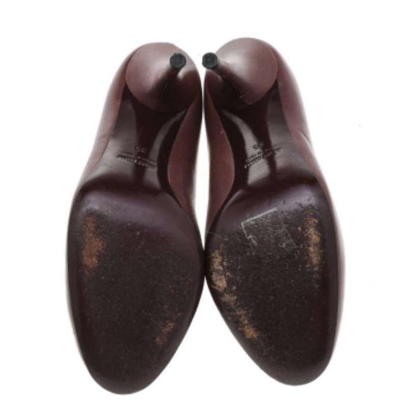 This timeless Miu Miu pair of pumps will last you through the changing tide of fashion. Constructed from leather in a brown hue, it features round toes and 11 cm heels. The shoes will complement your formals as well as casuals.