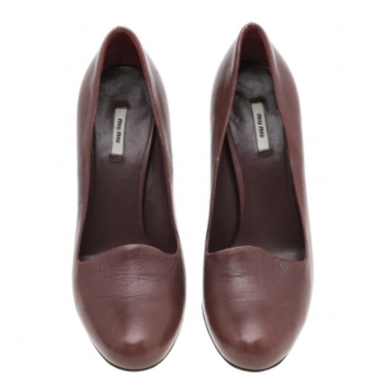 Miu Miu Brown Leather Round Toe Pumps Size 35 In Good Condition For Sale In Dubai, Al Qouz 2